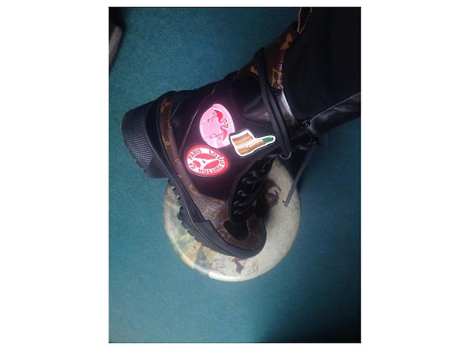 Louis Vuitton VUITTON WORLD TOUR DESERT BOOTS Castaño - vista 14