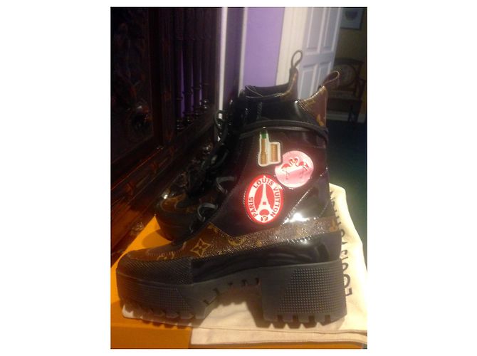 Louis Vuitton VUITTON WORLD TOUR DESERT BOOTS Castaño - vista 6