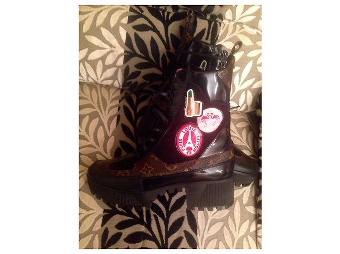Louis Vuitton VUITTON WORLD TOUR DESERT BOOTS Castaño - vista 10