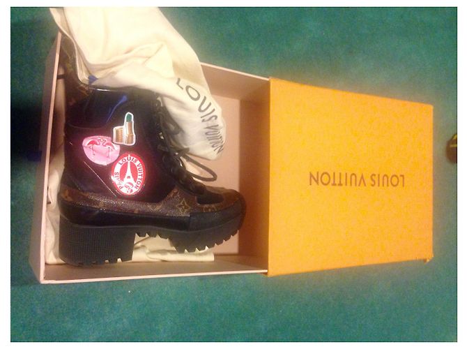 Louis Vuitton VUITTON WORLD TOUR DESERT BOOTS Castaño - vista 11