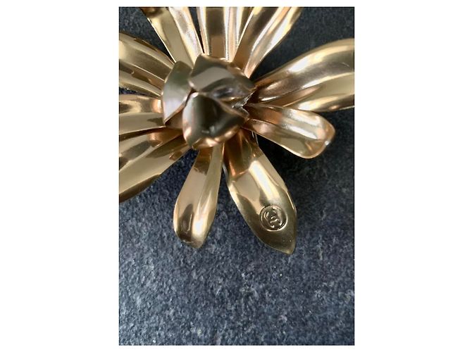 Chanel Sublimage Brooch D'oro - vista 8