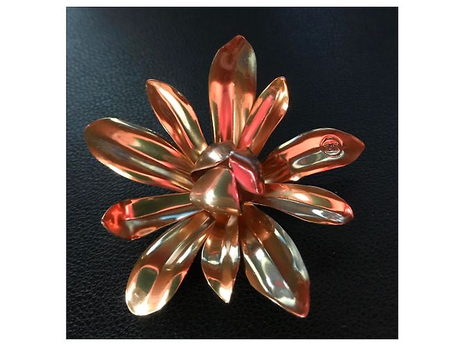 Chanel Sublimage Brooch D'oro - vista 3