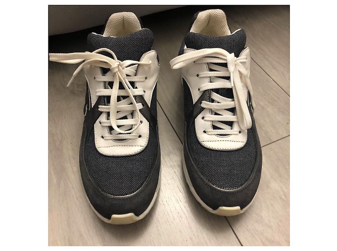 Sneakers Chanel Bianche e Blu Scuro in Pelle di Vitello Bianco - vista 2
