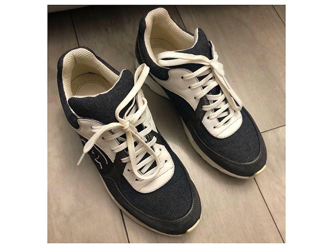 Sneakers Chanel Bianche e Blu Scuro in Pelle di Vitello Bianco - vista 3