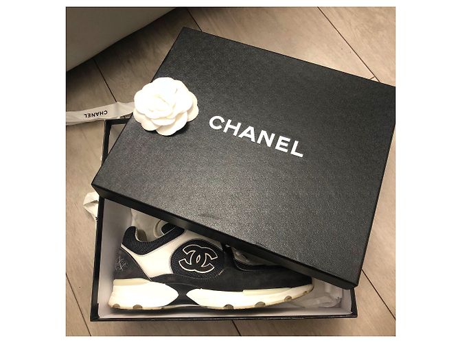 Sneakers Chanel Bianche e Blu Scuro in Pelle di Vitello Bianco - vista 4
