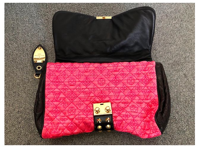 Clutch Louis Vuitton Coquette in seta rosa - vista 3