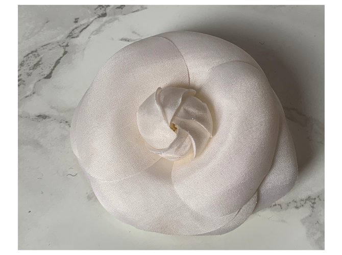 Spilla Camelia Chanel in seta color ecru Crudo - vista 5