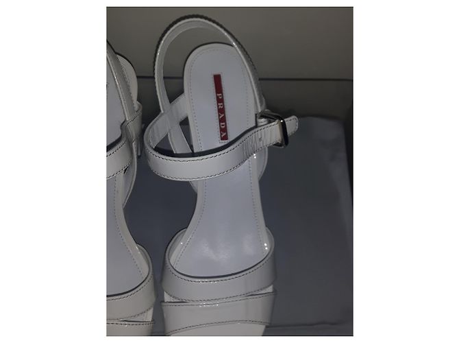 Prada Absatzsandale Weiß Lackleder 39 - Ansicht 5