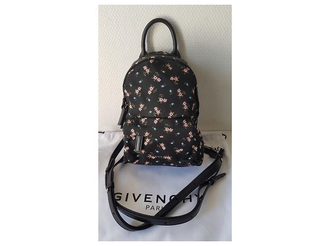 Givenchy NANO - vue 3