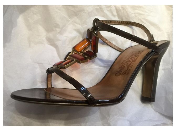 Salvatore Ferragamo Sandali da sera con gemme Caramello Marrone scuro - vista 2