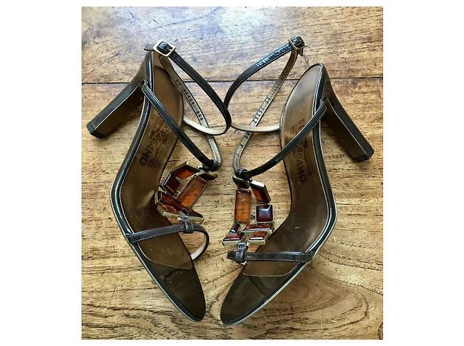 Salvatore Ferragamo Sandali da sera con gemme Caramello Marrone scuro - vista 3