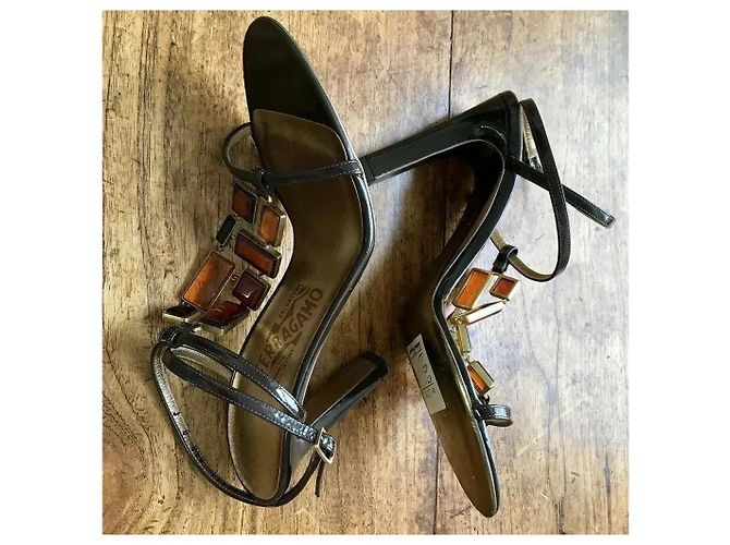 Salvatore Ferragamo Sandali da sera con gemme Caramello Marrone scuro - vista 7