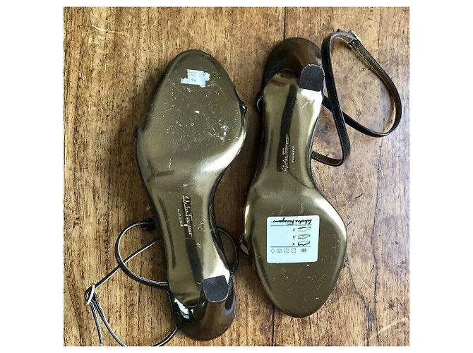Salvatore Ferragamo Sandali da sera con gemme Caramello Marrone scuro - vista 9