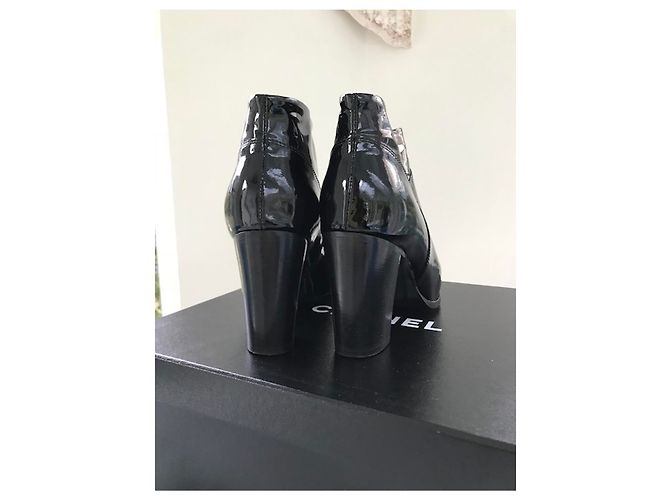 Botas de charol CHANEL Negro - vista 2