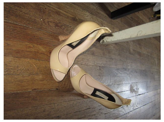 Décolleté Nina Ricci in vernice beige - vista 2