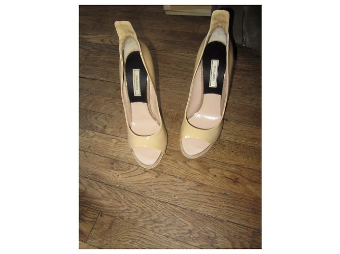 Décolleté Nina Ricci in vernice beige - vista 5