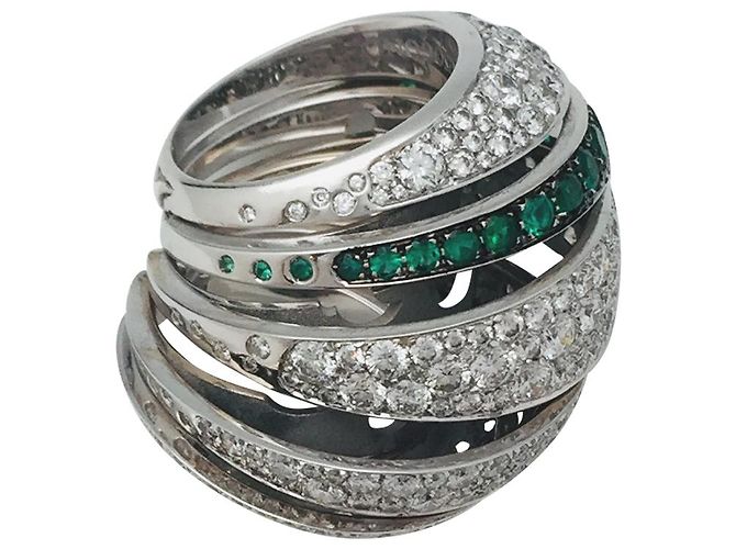 De Grisogono Ring, modello "Jiya", in oro bianco, diamanti e smeraldi. - vista 2
