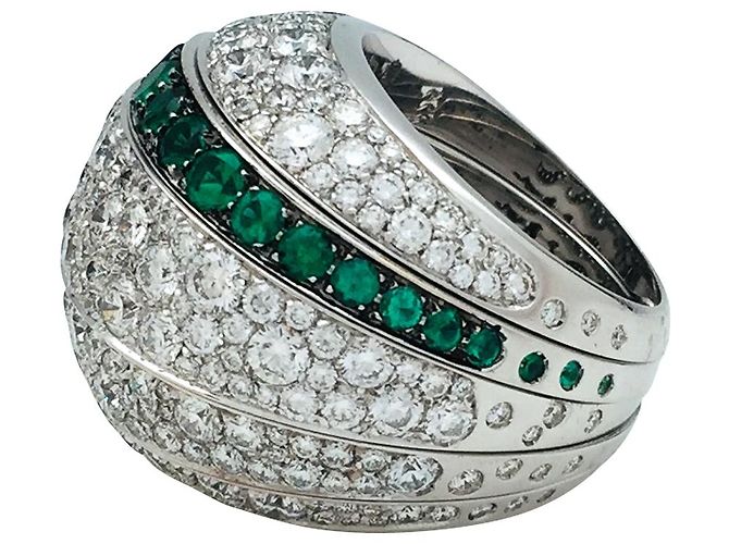 De Grisogono Ring, modello "Jiya", in oro bianco, diamanti e smeraldi. - vista 8