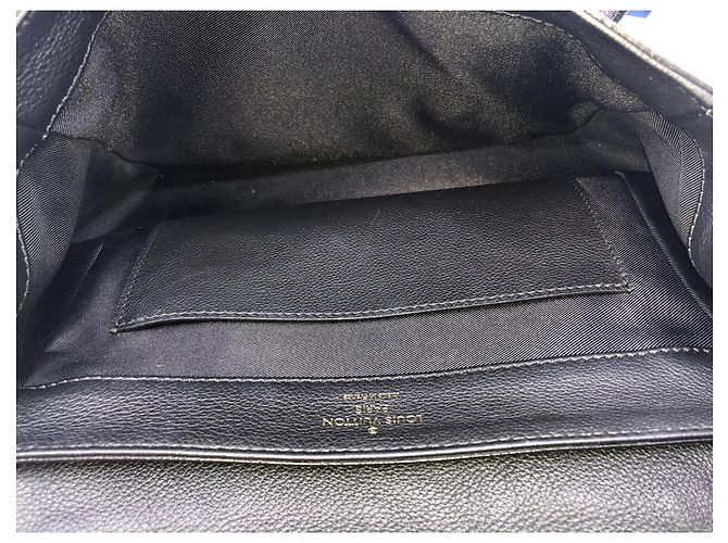 Borsa Louis Vuitton Lock Me PM Nero - vista 18