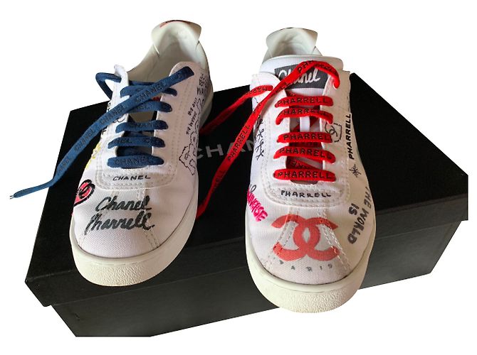 Sneakers CHANEL PHARRELL Collezione capsule Grafiti usata e indossata Bianco - vista 2