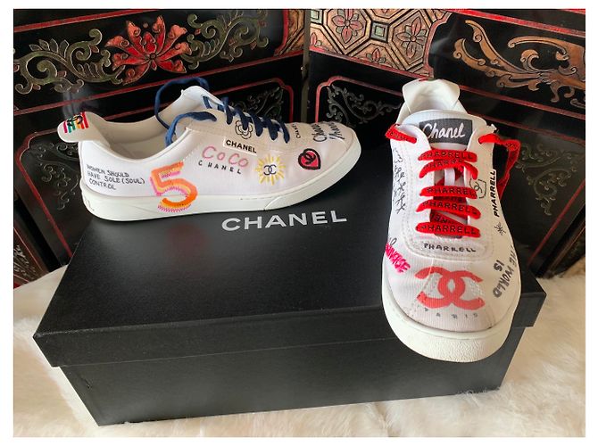 Sneakers CHANEL PHARRELL Collezione capsule Grafiti usata e indossata Bianco - vista 3