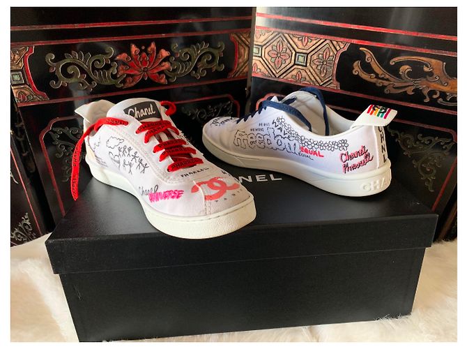 Sneakers CHANEL PHARRELL Collezione capsule Grafiti usata e indossata Bianco - vista 4