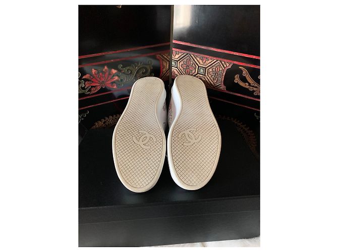 Sneakers CHANEL PHARRELL Collezione capsule Grafiti usata e indossata Bianco - vista 5