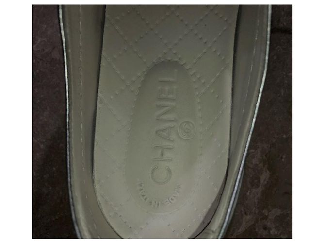 Chanel Baskets argentées et blanches EU39 - vue 4
