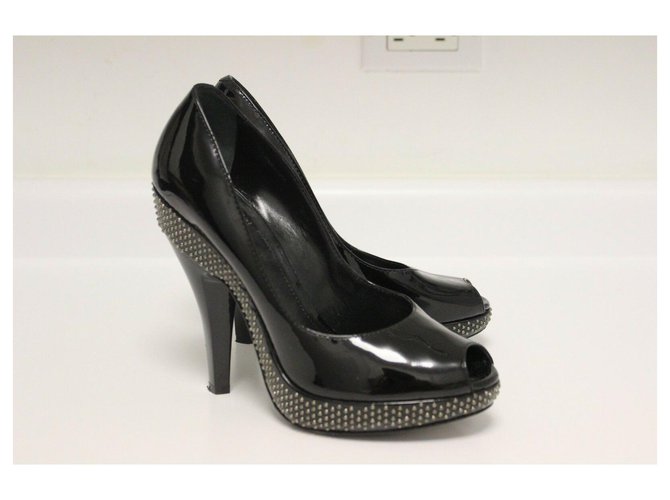 Burberry Pompa a piattaforma Mini Stud in vernice Nero - vista 2