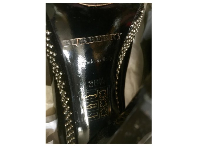 Burberry Pompa a piattaforma Mini Stud in vernice Nero - vista 9