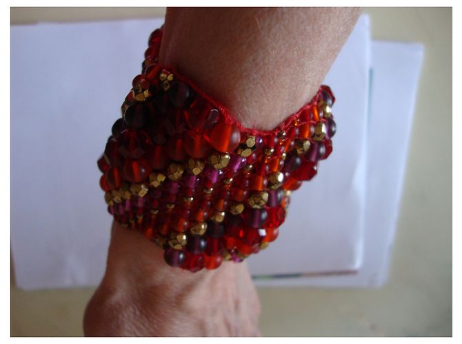 Bracciale inconnue in camoscio rosso e perle di vetro multicolore - vista 2