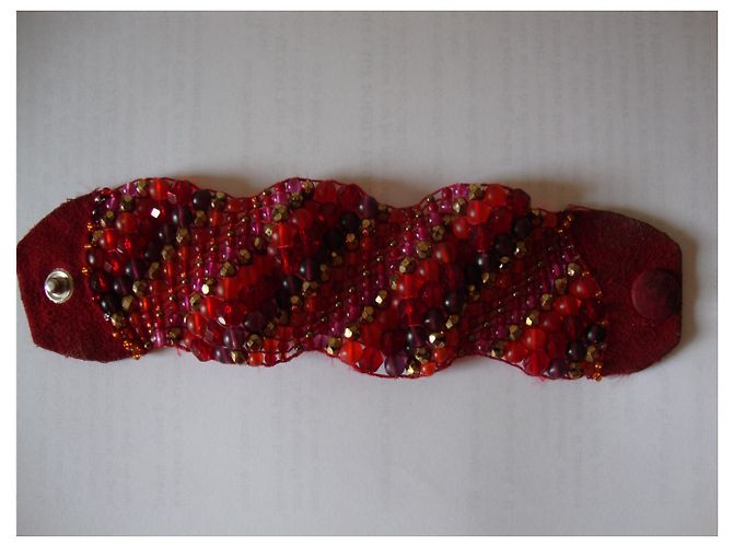 Bracciale inconnue in camoscio rosso e perle di vetro multicolore - vista 3