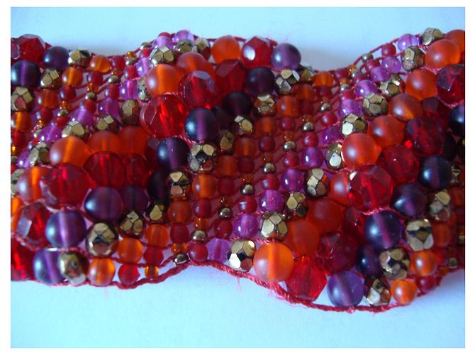 Bracciale inconnue in camoscio rosso e perle di vetro multicolore - vista 4