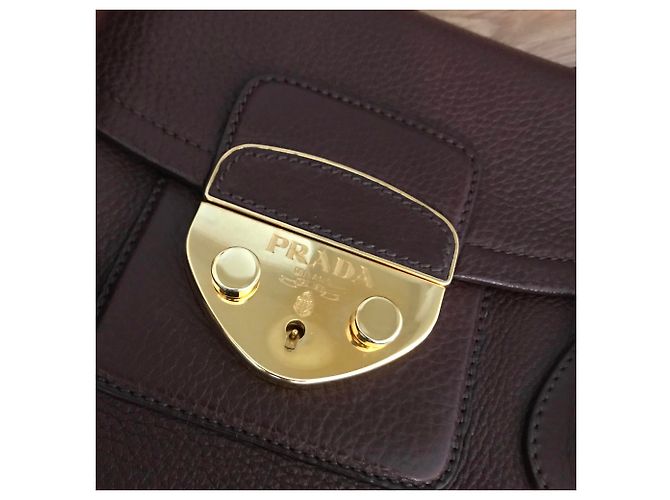 Bolsa de ombro Prada em couro marrom com fecho dourado - vista 3