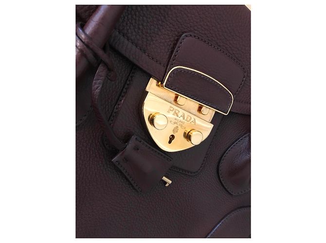 Bolsa de ombro Prada em couro marrom com fecho dourado - vista 6