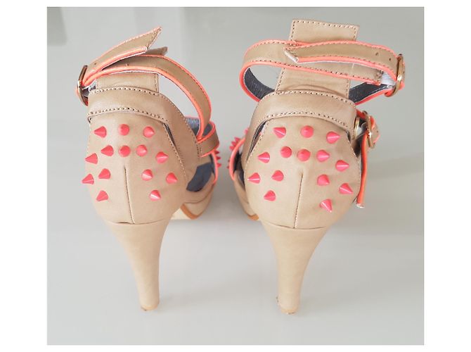 Autre Marque Zweifarbige, gefütterte Pumps mit hohen Absätzen. Beige Koralle - Ansicht 4