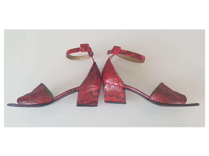 Yves Saint Laurent Rectangular heel sandals with ankle tricks. Black Red - view 3