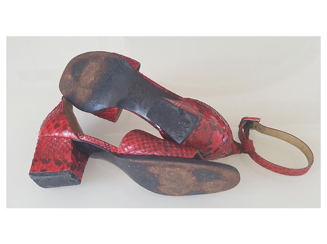 Yves Saint Laurent Rectangular heel sandals with ankle tricks. Black Red - view 4