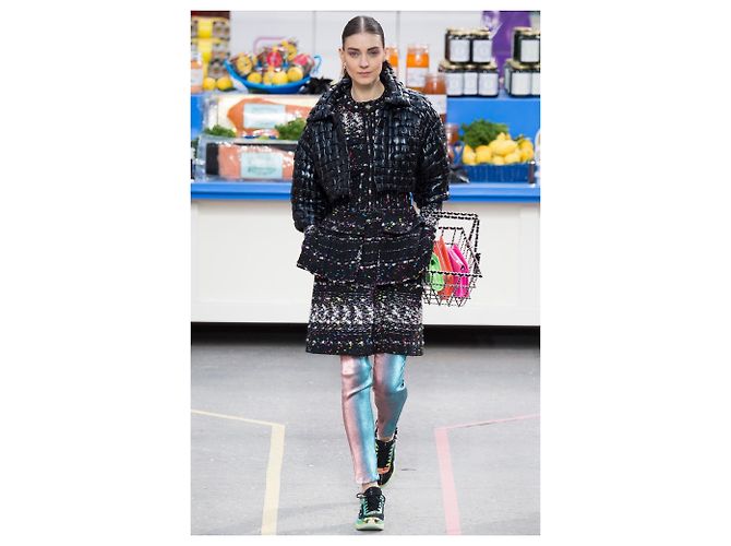 Giacca Chanel Supermarket Collection in tweed nero - vista 4