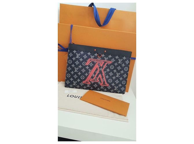 Louis Vuitton Pochette Apollo GM Edizione Limitata Upside Down Blu - vista 3