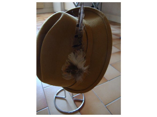 Autre Marque Cappello in feltro di lana senape con piuma - vista 5