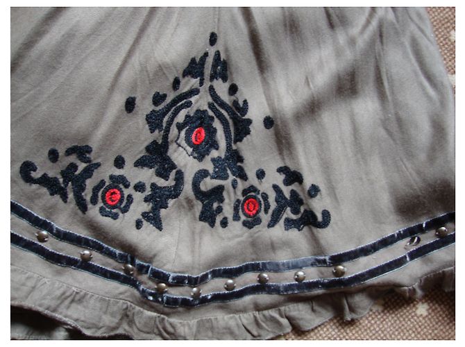 Autre Marque Gonna ricamata greige con fiori neri e rosso corallo - vista 5
