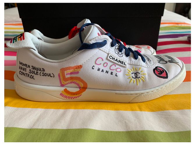 CHANEL PHARRELL Turnschuhe Grafiti Sammlung Kapselversion verwendet Weiß - Ansicht 10