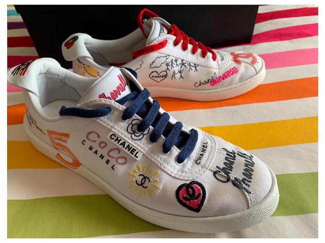 CHANEL PHARRELL Turnschuhe Grafiti Sammlung Kapselversion verwendet Weiß - Ansicht 3