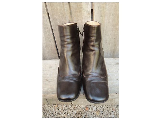 Botas Louis Vuitton de piel marrón oscuro - vista 4