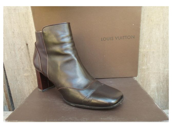 Botas Louis Vuitton de piel marrón oscuro - vista 8