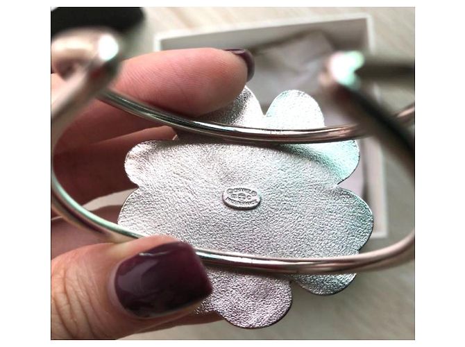 Bracciale rigido Chanel Camellia bangle Nero Argento - vista 2