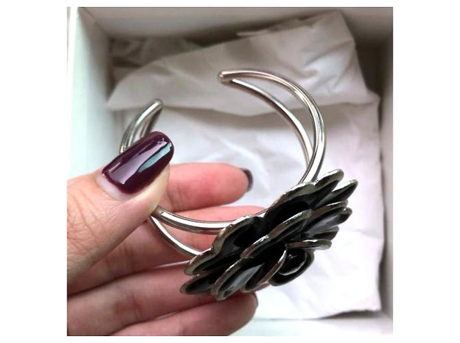 Bracciale rigido Chanel Camellia bangle Nero Argento - vista 3