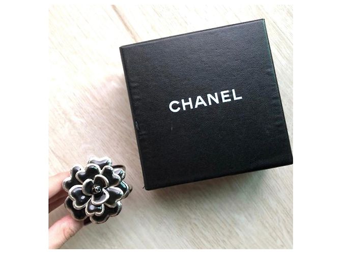 Bracciale rigido Chanel Camellia bangle Nero Argento - vista 4