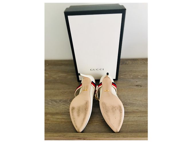 Décolleté Gucci Sylvie in pelle beige con nastro blu e rosso - vista 4